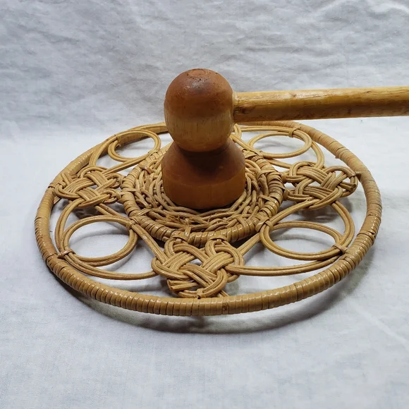 Long Vintage Wicker Towel Rack - Picture 8 of 10